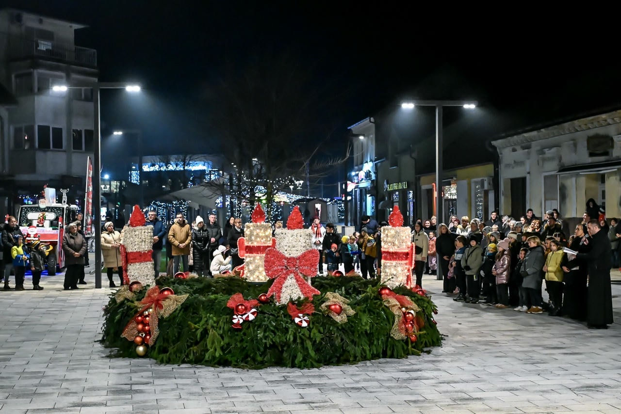 ADVENT U VALPOVU 2025. – PALJENJE 2. ADVENTSKE SVIJEĆE – RADIONICA “BOŽIĆNO SELO” – LEGE
