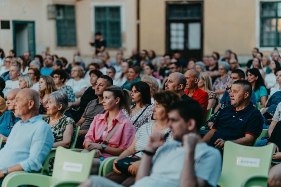KULTNA DRAMA „SOKOL GA NIJE VOLIO“ ODUŠEVILA VALPOVAČKU PUBLIKU