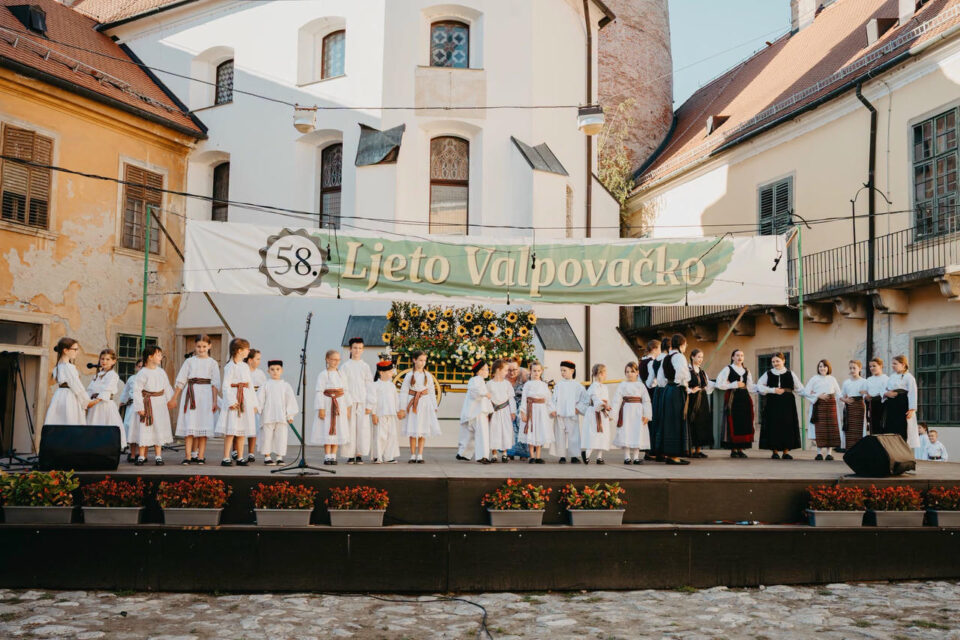 DJEČJA SMOTRA FOLKLORA OKUPILA GOTOVO 200 NAJMLAĐIH ČUVARA BAŠTINE